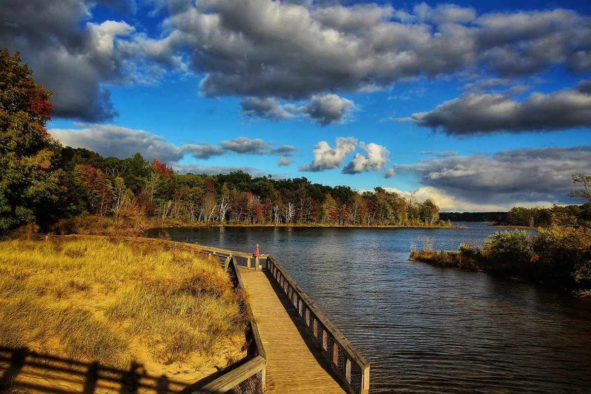 VisitMuskegon's tweet image. “Autumn carries more gold in its pocket than all the other seasons.”  🍂 
~ Jim Bishop 
 
📸 @_michiganmae_  on Instagram

visitmuskegon.org/things-to-do/s…

#fallfilter #fallvibes #fallfilter #fallcolors #mistateparks #Fall🍂 #falltrail #fallwalks #MiBeachTowns #PureMichigan #Muskegon