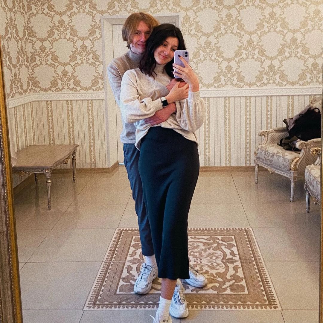 maksymeristavi's tweet photo. 20yo Diana and her 23yo husband Danylo. They married last year after Danylo proposed in a Zaporizhzhia bomb shelter during an air raid. today russians slaughtered both of them while there were sleeping in their beds https://t.co/JUyMzuWQF7