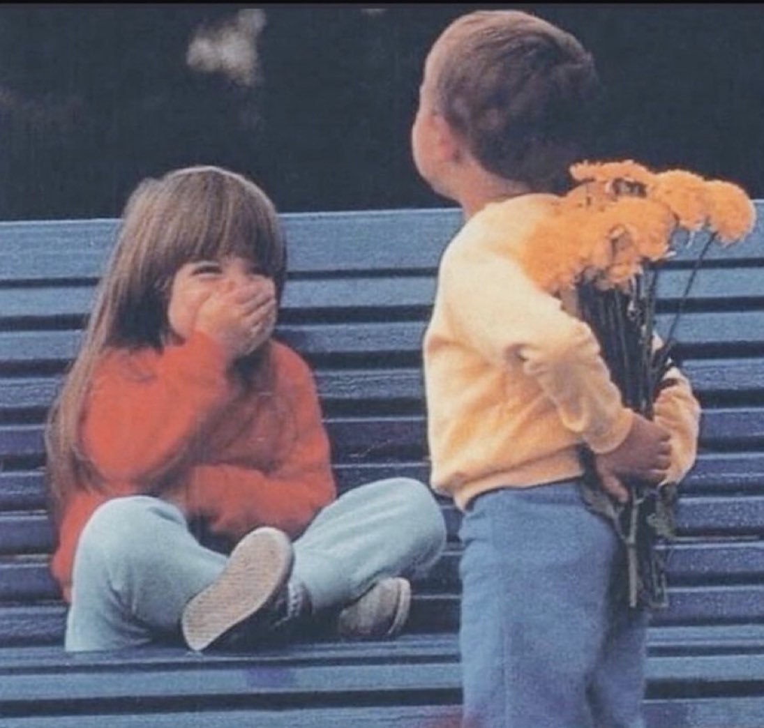 ودك نصير كبار ؟
ونحب ونغني ؟

انا بجيب ازهار ..
وانتي استحي مني ..