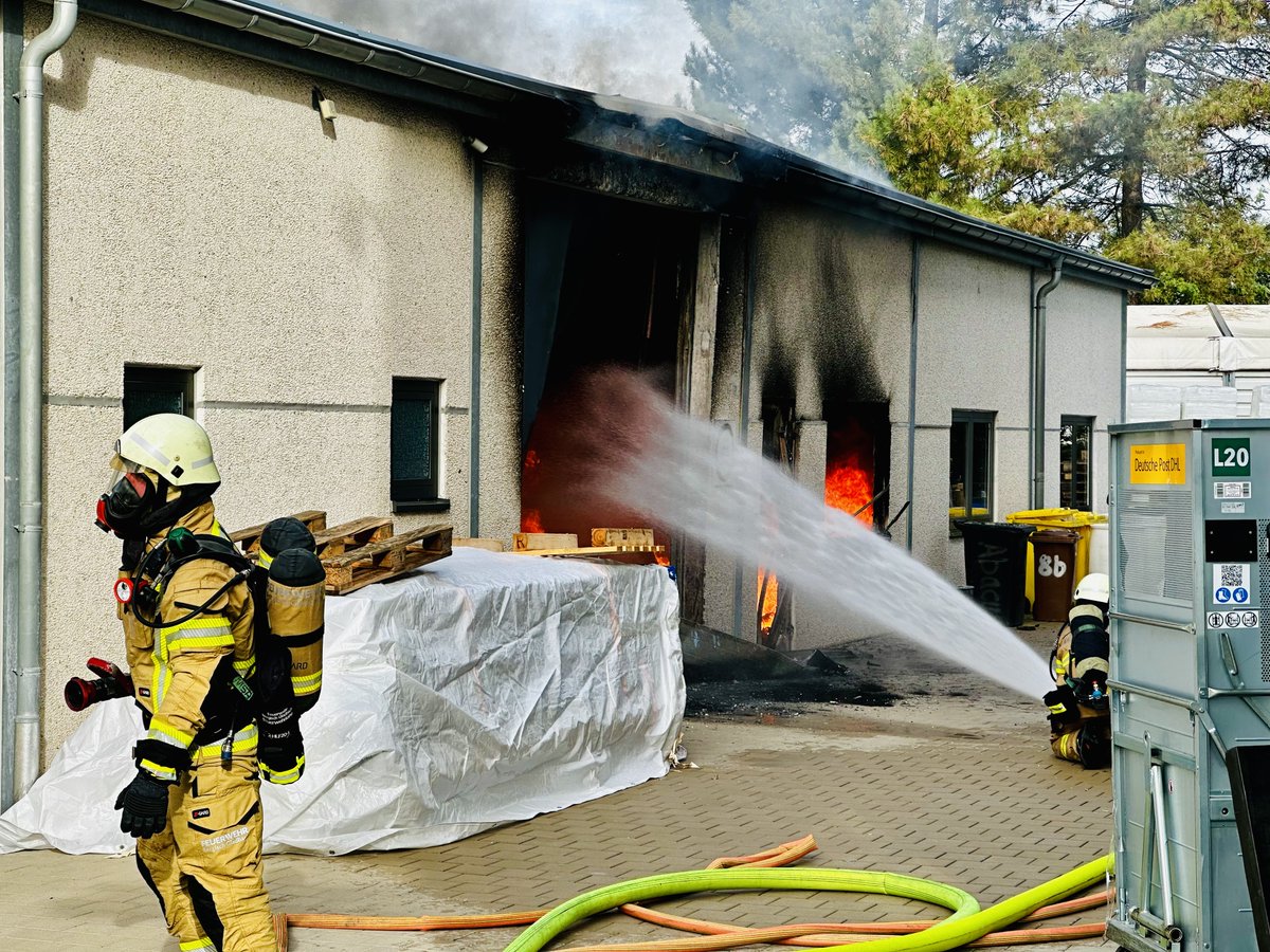 FeuerwehrGL's tweet photo. Der Pressebericht zum Lagerhallenbrand im Stadtteil #Frankenforst ist online unter:
▶️https://t.co/eqIuo45sNO
#EinsatzfürGL #BergischGladbach #BergischGladbach112 #ImEinsatz #TeamFeuerwehr #Grossbrand https://t.co/OUIXAlJwTC