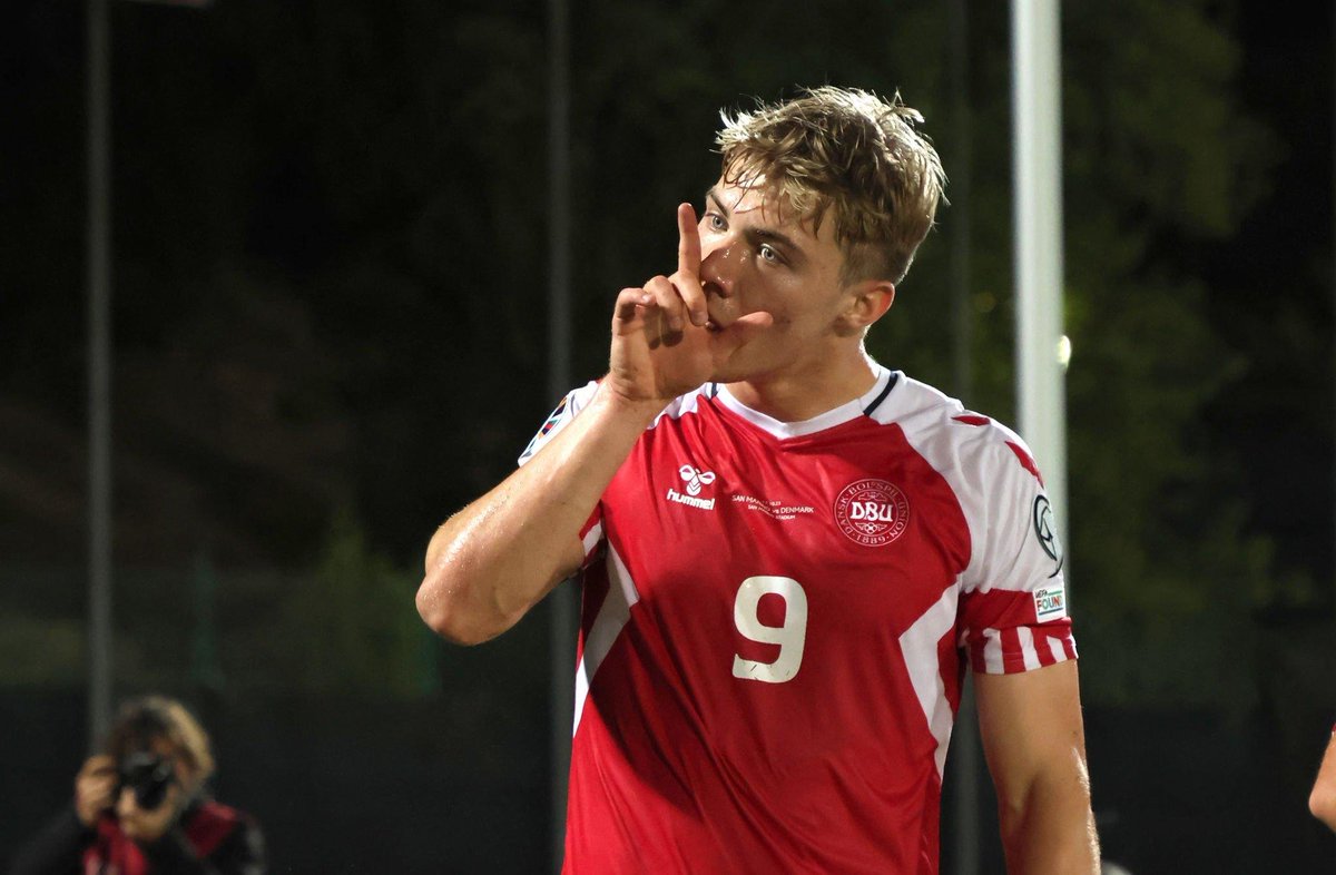 ManUnitedZone's tweet photo. Defender Roberto Di Maio: “I tell Højlund and Kjær one thing: you came to San Marino thinking of going on a picnic. After the second goal, Højlund put his finger to his nose and told us to shut up. Most of the guys who marked him work 8 hours a day in the company." [@CronacheTweet]