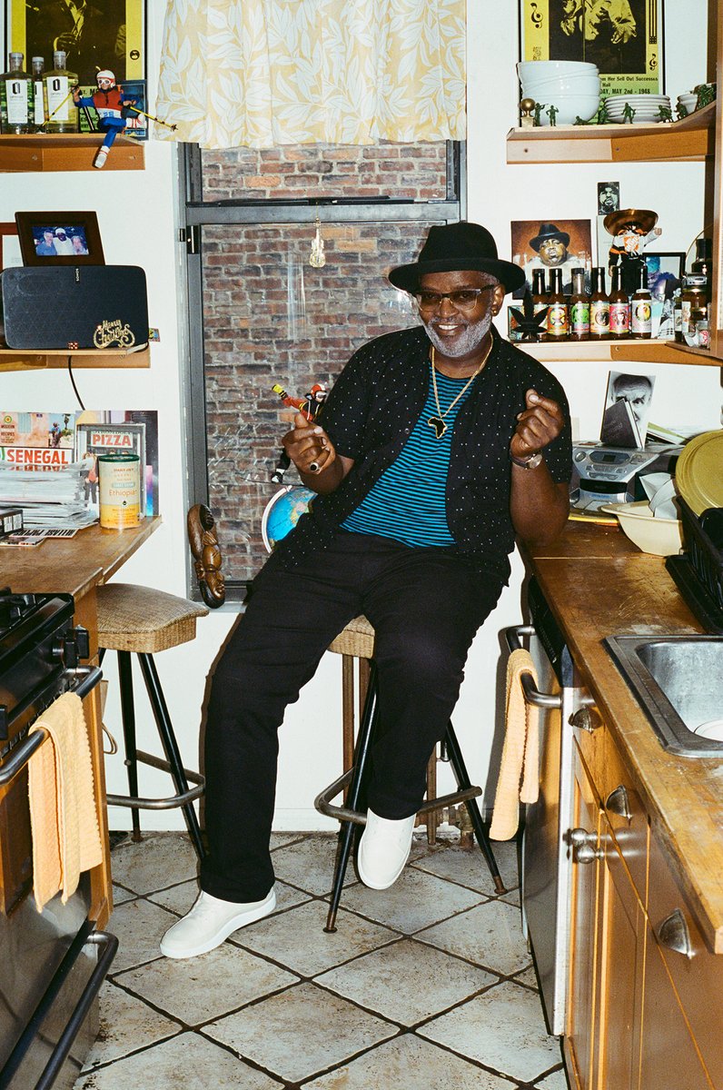 VanityFair's tweet image. “Fab was the liaison between whites downtown and this Black culture in the Bronx,” rap artist Grandmaster Flash tells VF of Fred Brathwaite, a.k.a Fab Five Freddy—a cross-pollinator adept at bringing creative communities together. 

🔗: vntyfr.com/vrgsobn