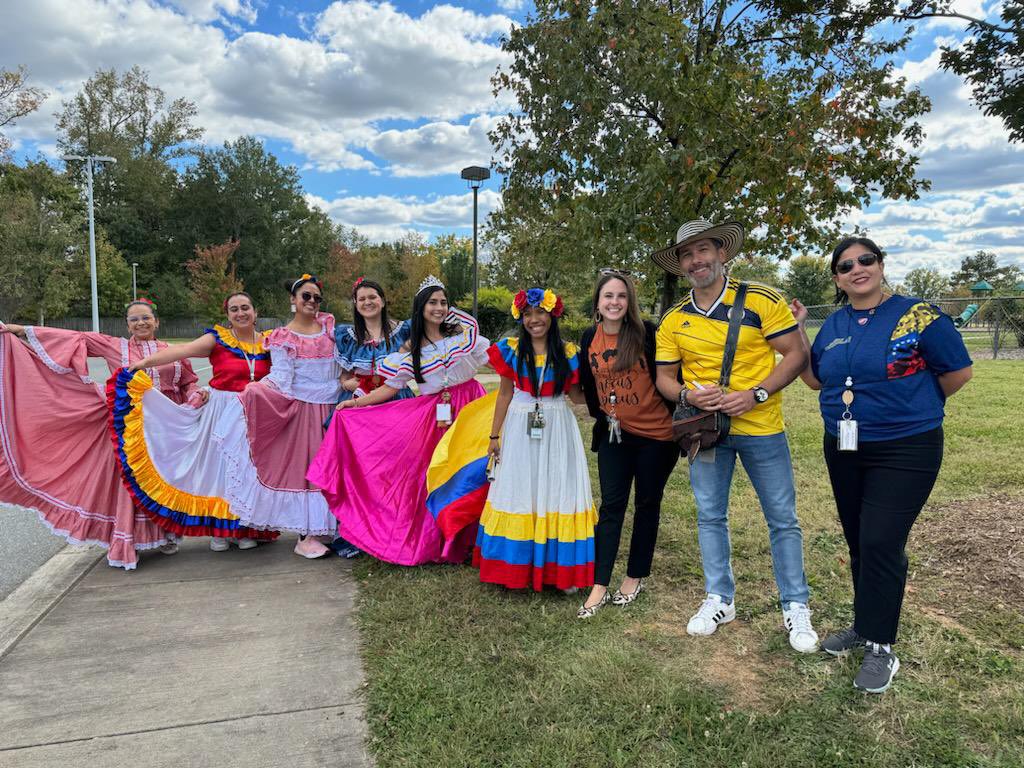 Barranquilla’s carnival 🪅🎭🎉🥳👏🏻at @ShilohValleyPS Celebrating our  cultures with the kiddos 🇨🇴👩🏻‍🏫👧👦 @IreneZamoraSoto @ParticipateLrng #HispanicHeritageMonth #unitingourworld