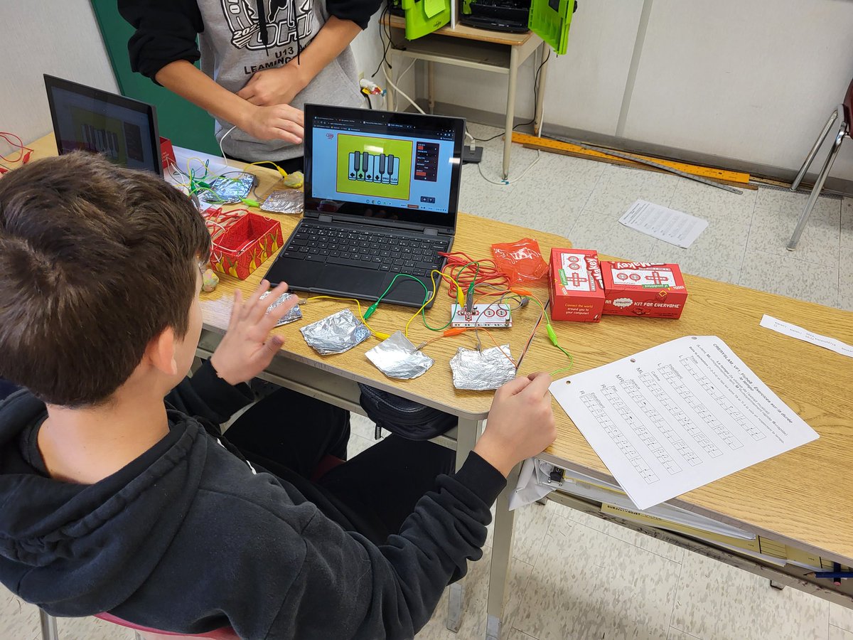 MmeMarieAndree's tweet photo. Pas de piano? Pas de probleme! À l'aide des #makeymakey, les eleves pratiquent la longueur des notes dans leur cours de musique. @ESCNotreDame https://t.co/pk6R7QpWyF
