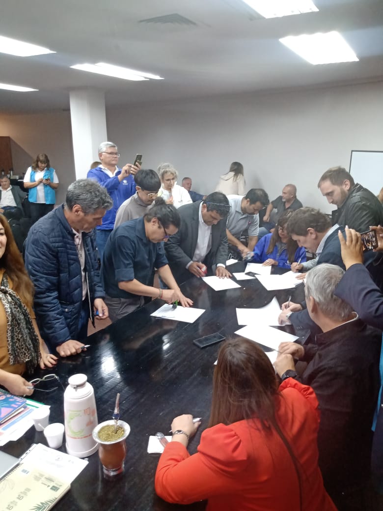 Nuevo Acta Acuerdo con el sector docente..de la UDPM <a href="/grillo141/">Ruben Dario</a> estuvo con la CD del sindicato 
- Recomposición salarial para el mes de Octubre. 👏👏👏💯