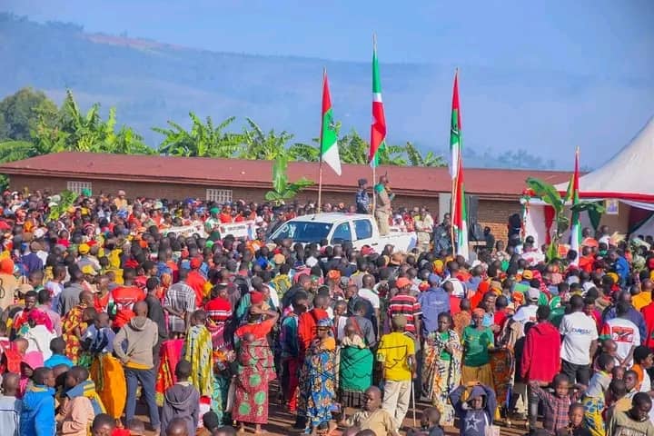 GitegaVuturaa's tweet photo. @R_Ndikuriyo @CnddFdd @CNDD_FDDGitega Mur'izo ngendo, muri Zone #Gitongo yahora #Mutaho ya kera imbere yuko yinjira muri Komine nshasha kandi yagutse ya @CBugendana, kabaye akaryo ko kwakira icese uwahora ari mu ndongozi z'Umugambwe @BurundiCnl muri komine nshasha #Bugendana. 
@GeneralNeva
 @R_Ndikuriyo 
@kadenys2 https://t.co/vfJFleYs50