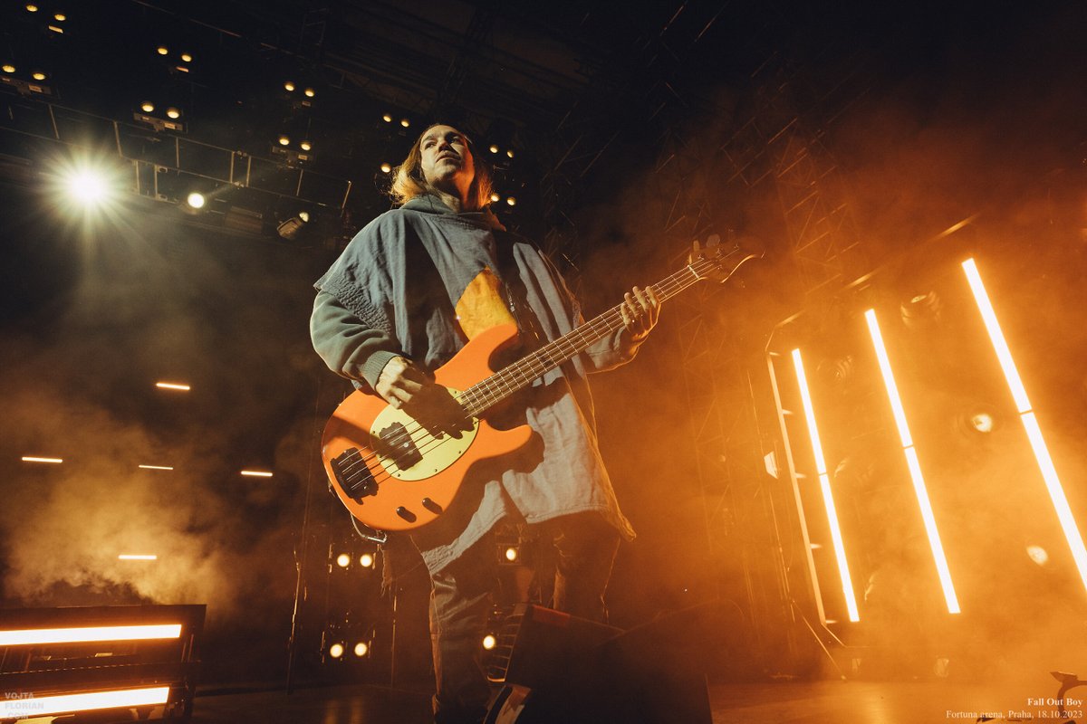 Huggi's tweet image. #photoreport @falloutboy @ThisIsPVRIS 18 .10.2023 #prague vojtaflorian.com/2023-10-18-fal…