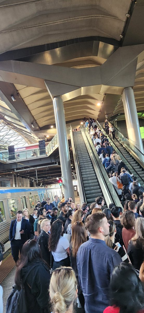 alangdon2003's tweet photo. Hi @metrotrains the platform 13/14 escalators... two days not working? There really should be no downtime at all! https://t.co/X8WOSB8ORB