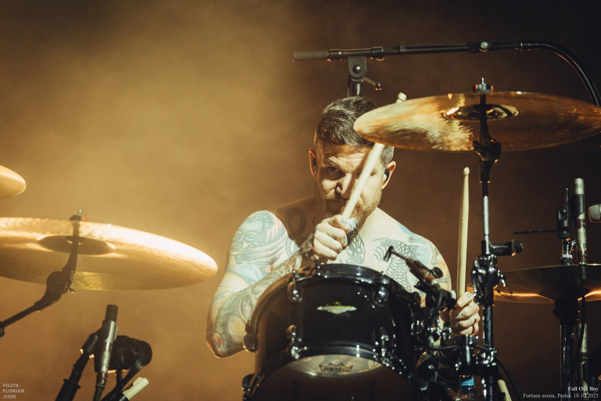 Huggi's tweet image. #photoreport @falloutboy @ThisIsPVRIS 18 .10.2023 #prague vojtaflorian.com/2023-10-18-fal…