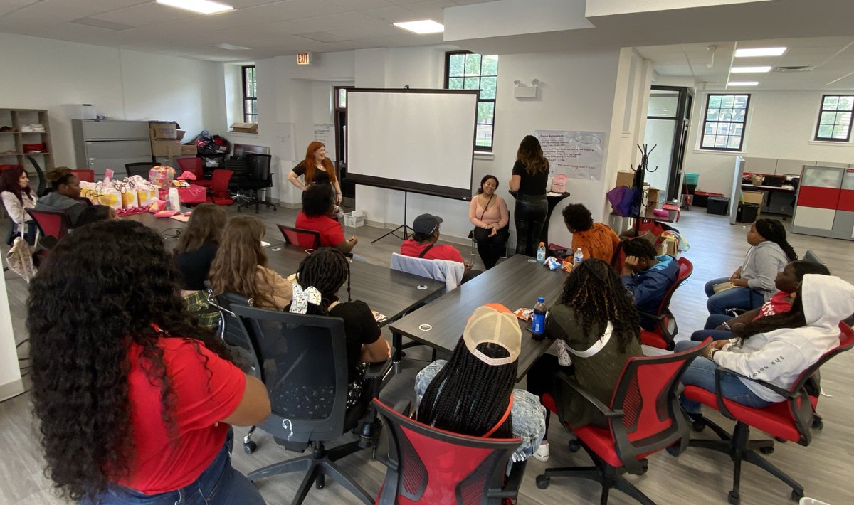 A few weeks ago, we had the pleasure of hosting a 'Bold is Beautiful' event in collaboration with Benefit Cosmetics, exclusively for high school girls from Girls Inc. of Chicago. This extraordinary event was packed with exciting activities. #benefitgivesback #boldisbeautiful