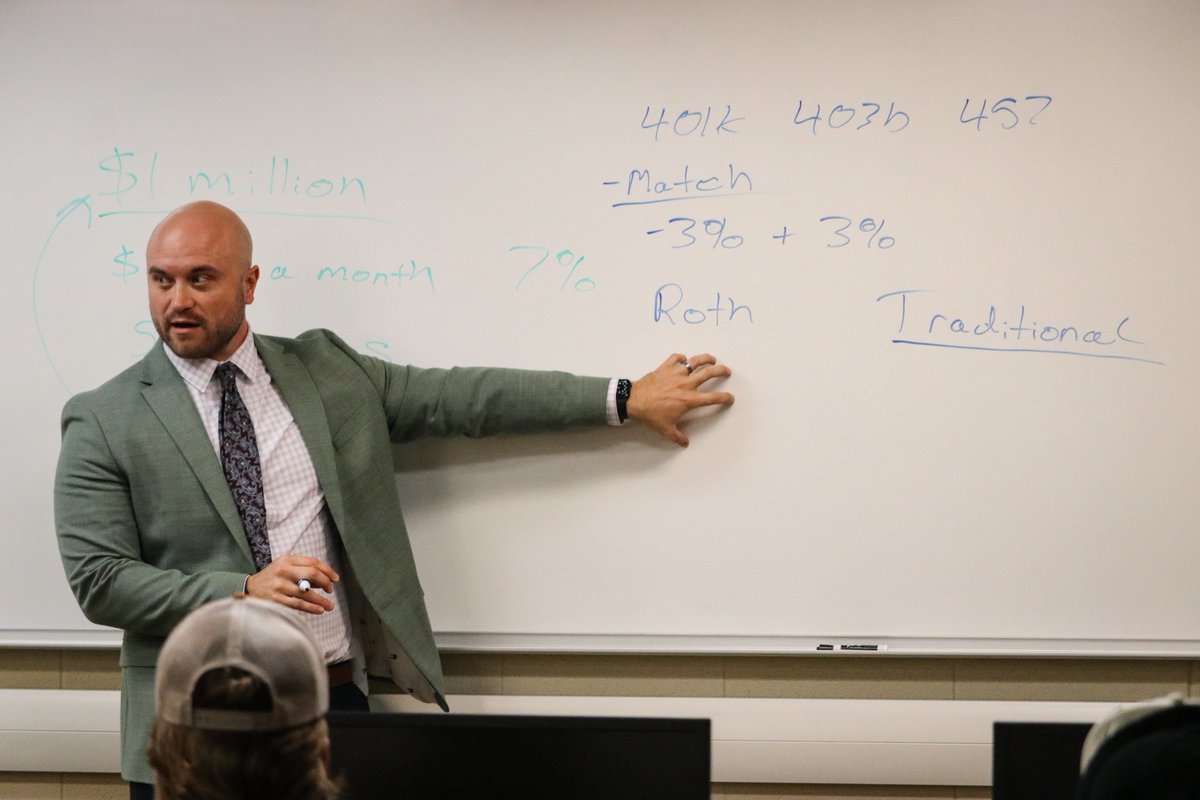 GCCCBroncbuster's tweet image. Bradley Kolowski with Edward Jones Financial Services visited Dr. Ortega&apos;s Personal Finance class today. Students learned about investments, stocks, mutual funds, and retirement. 💰💸

#FinanceClass💵
#ProducingPositiveContributors