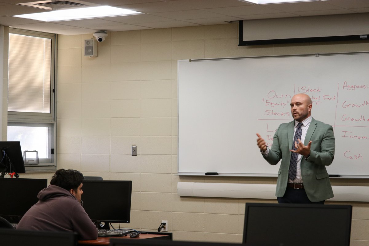 GCCCBroncbuster's tweet image. Bradley Kolowski with Edward Jones Financial Services visited Dr. Ortega&apos;s Personal Finance class today. Students learned about investments, stocks, mutual funds, and retirement. 💰💸

#FinanceClass💵
#ProducingPositiveContributors