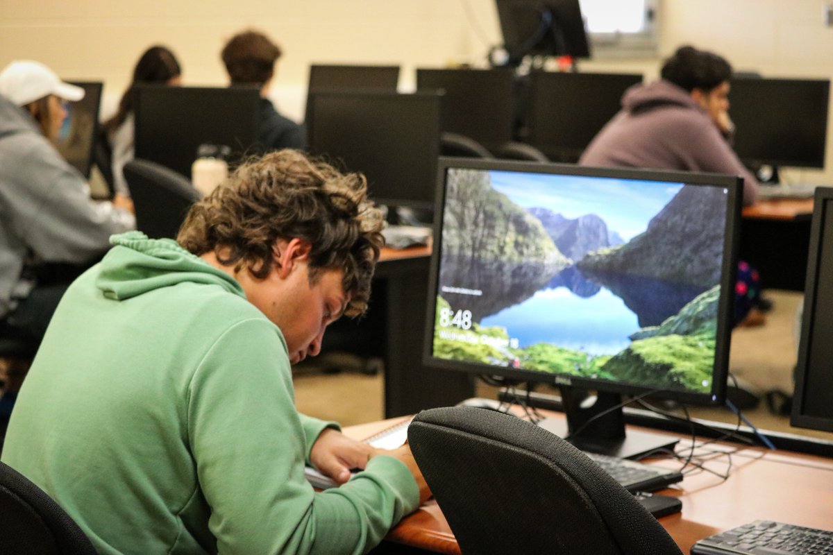 GCCCBroncbuster's tweet image. Bradley Kolowski with Edward Jones Financial Services visited Dr. Ortega&apos;s Personal Finance class today. Students learned about investments, stocks, mutual funds, and retirement. 💰💸

#FinanceClass💵
#ProducingPositiveContributors