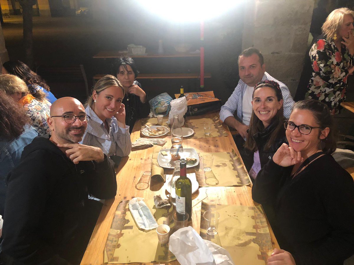 Jour 2: Monterosso-Vernazza
Excursion en bateau pour visiter le beau village de Vernazza. Nous profitons pour se promener dans ses ruelles et nous assistons à une démonstration su jeux des noix sur la place principale. Finalement, nous dînons avec les localités municipales.