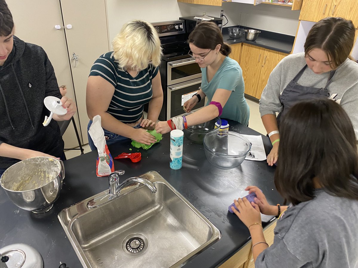 EmWilliams5's tweet photo. 🍪 Notre club de cuisine a concocté des biscuits en forme de spirales effrayantes pour célébrer Halloween! 🧙‍♀️🧙 @acnotredame https://t.co/GIekeF6BF8