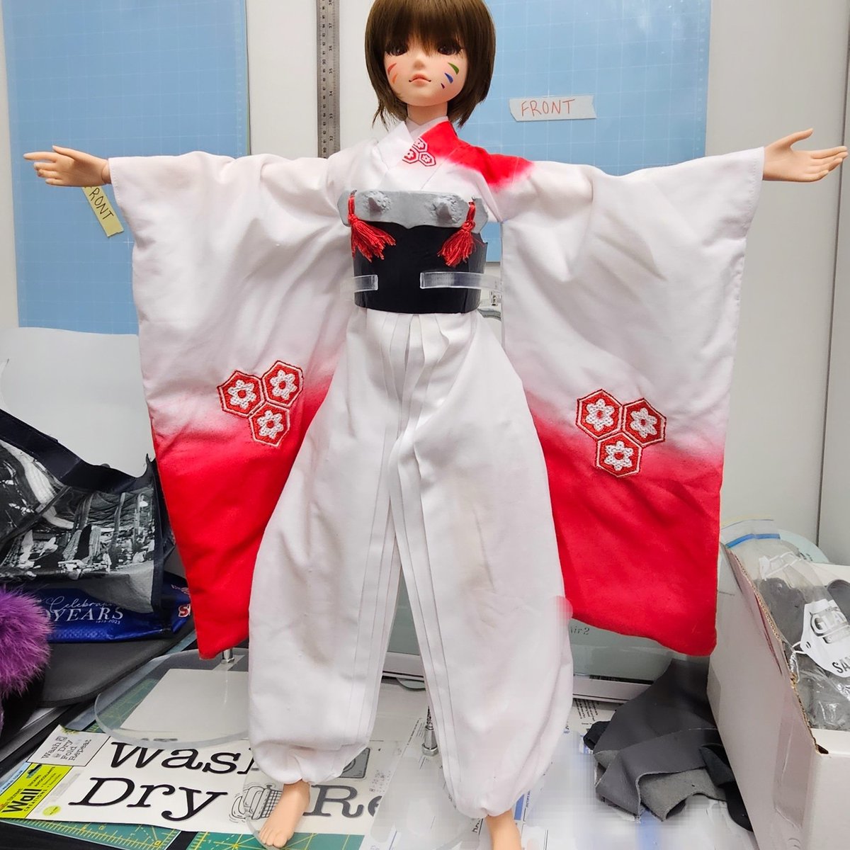 Armour part 1 of 3 complete. Now to work on the pauldron, which might take a while... Mostly due to curing. Does anyone know how soon you can paint EVA foam after priming it with Flexibond?
#BJDdoll
#cosplay