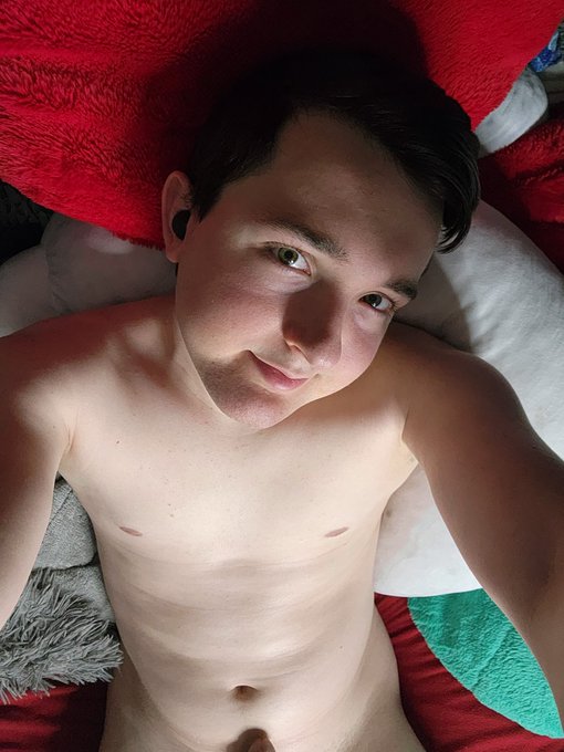 Hey guys I'm now live on chaturbate xtylercam69 https://t.co/Ahube4uIq6