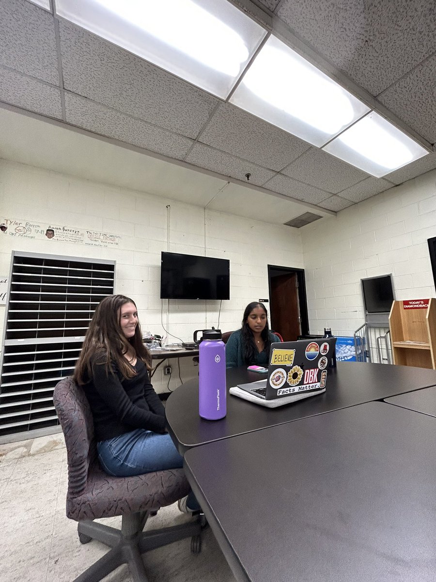 RubySiefken's tweet image. At the conclusion of the meeting, I chatted with the editors about contacting sources for my story pitch. General assignment meetings are a great way to get involved with the DBK. @thedbk #j262a