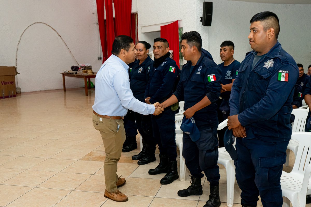 eltocumbo's tweet photo. "Ante los eventos de la Tormenta Tropical Max, una vez más se hizo latente el trabajo y la vocación de servicio de las direcciones de seguridad pública, tránsito y protección civil. Con mucho respeto, les hicimos entrega de uniformes para que trabajen en condiciones dignas." https://t.co/FligevRR0k