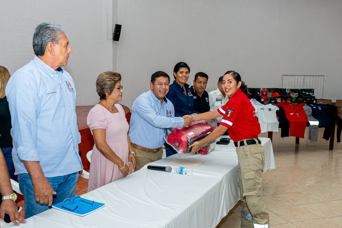 eltocumbo's tweet photo. "Ante los eventos de la Tormenta Tropical Max, una vez más se hizo latente el trabajo y la vocación de servicio de las direcciones de seguridad pública, tránsito y protección civil. Con mucho respeto, les hicimos entrega de uniformes para que trabajen en condiciones dignas." https://t.co/FligevRR0k