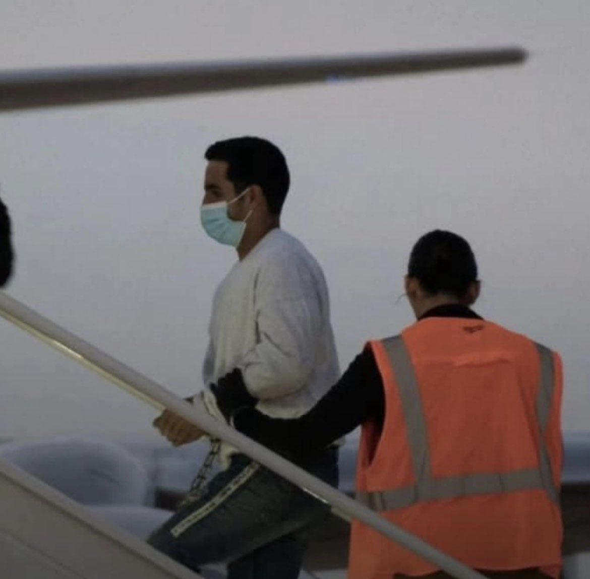 ReporteYa's tweet image. #18Oct #VenezolanosDeportados 
 Así llegaron los 126 venezolanos deportados desde EE.UU. Con esposas en manos y pies, tapabocas y vestimenta deportiva, fueron recibidos en la ciudad de #Caracas.  - @ImpactoVE