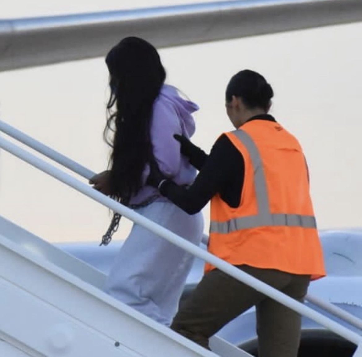 ReporteYa's tweet image. #18Oct #VenezolanosDeportados 
 Así llegaron los 126 venezolanos deportados desde EE.UU. Con esposas en manos y pies, tapabocas y vestimenta deportiva, fueron recibidos en la ciudad de #Caracas.  - @ImpactoVE