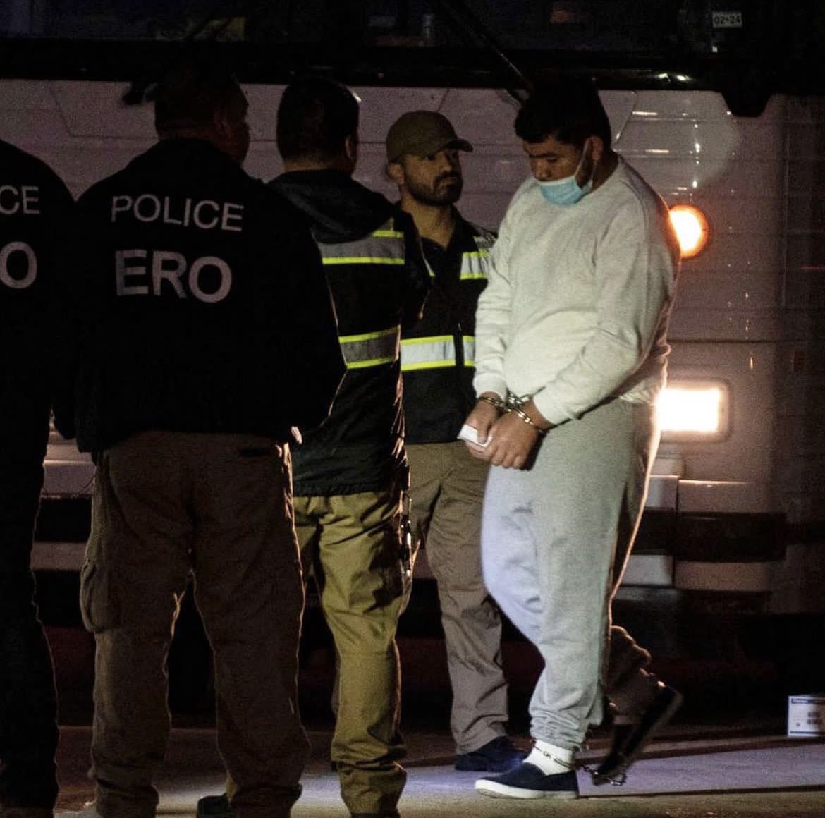 ReporteYa's tweet image. #18Oct #VenezolanosDeportados 
 Así llegaron los 126 venezolanos deportados desde EE.UU. Con esposas en manos y pies, tapabocas y vestimenta deportiva, fueron recibidos en la ciudad de #Caracas.  - @ImpactoVE