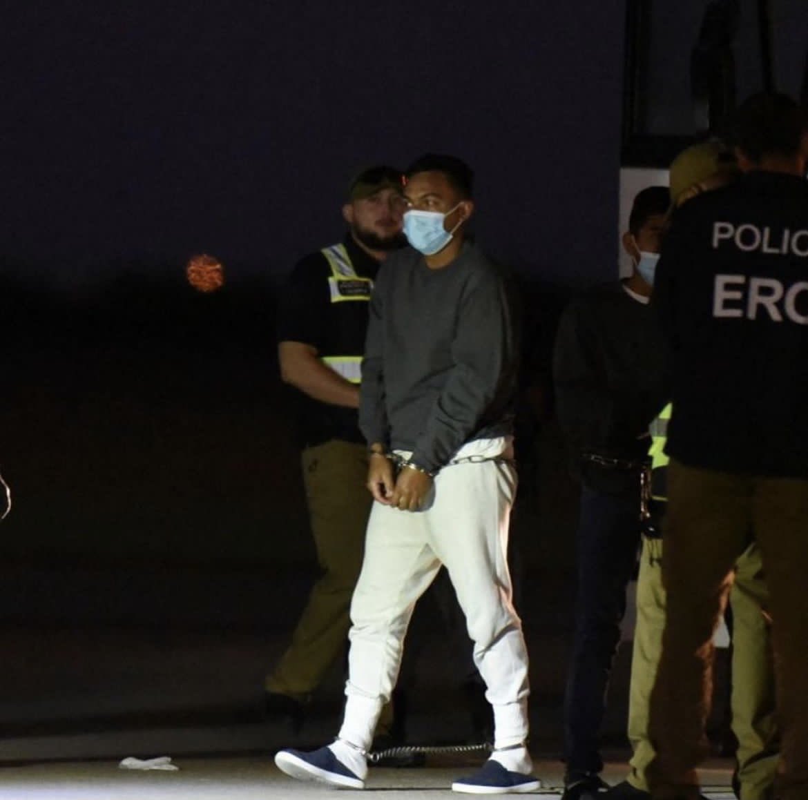 ReporteYa's tweet image. #18Oct #VenezolanosDeportados 
 Así llegaron los 126 venezolanos deportados desde EE.UU. Con esposas en manos y pies, tapabocas y vestimenta deportiva, fueron recibidos en la ciudad de #Caracas.  - @ImpactoVE