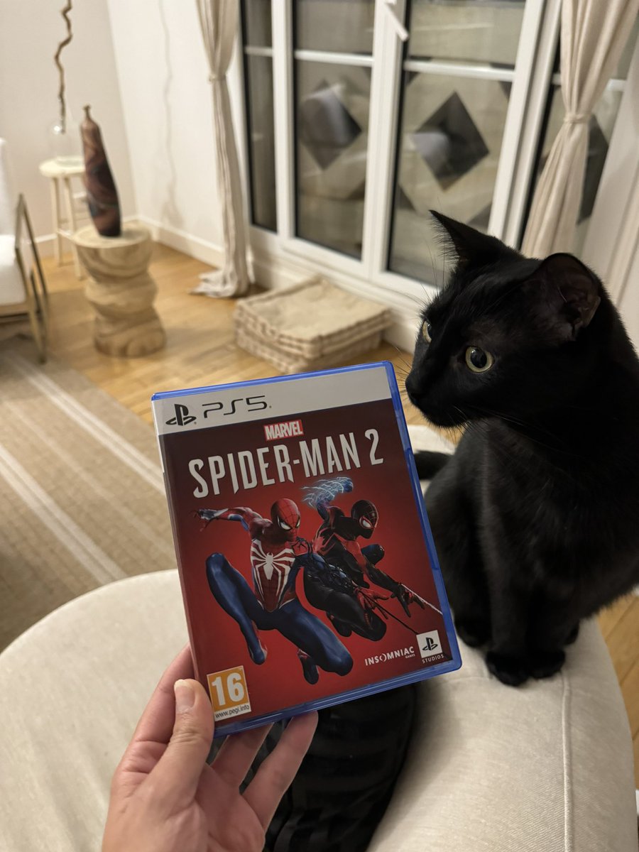 Bande de🐀 sur Twitter vous n’avez pas voulu balancer l’adresse MAIS j’ai réussi à l’avoir !😎 Les vrais venez en privé je vous donnerai le plan si vous voulez Spider Man avant la sortie, mais les autres honte à vous j’ai galéré aux 4 coins de Paris pour  « l’homme🕷️ »#SpiderMan2