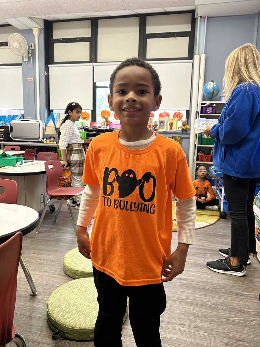 MsGaleotafiore's tweet photo. Happy #UnityDay! All of @WheelerAvenue united together for peace picture! Students pledged to be kind, accepting, and inclusive 🧡 The Kindness Club did an excellent job making our banner 😊 #TeamWheeler @VS13UFSD https://t.co/GcLhHvKLQC