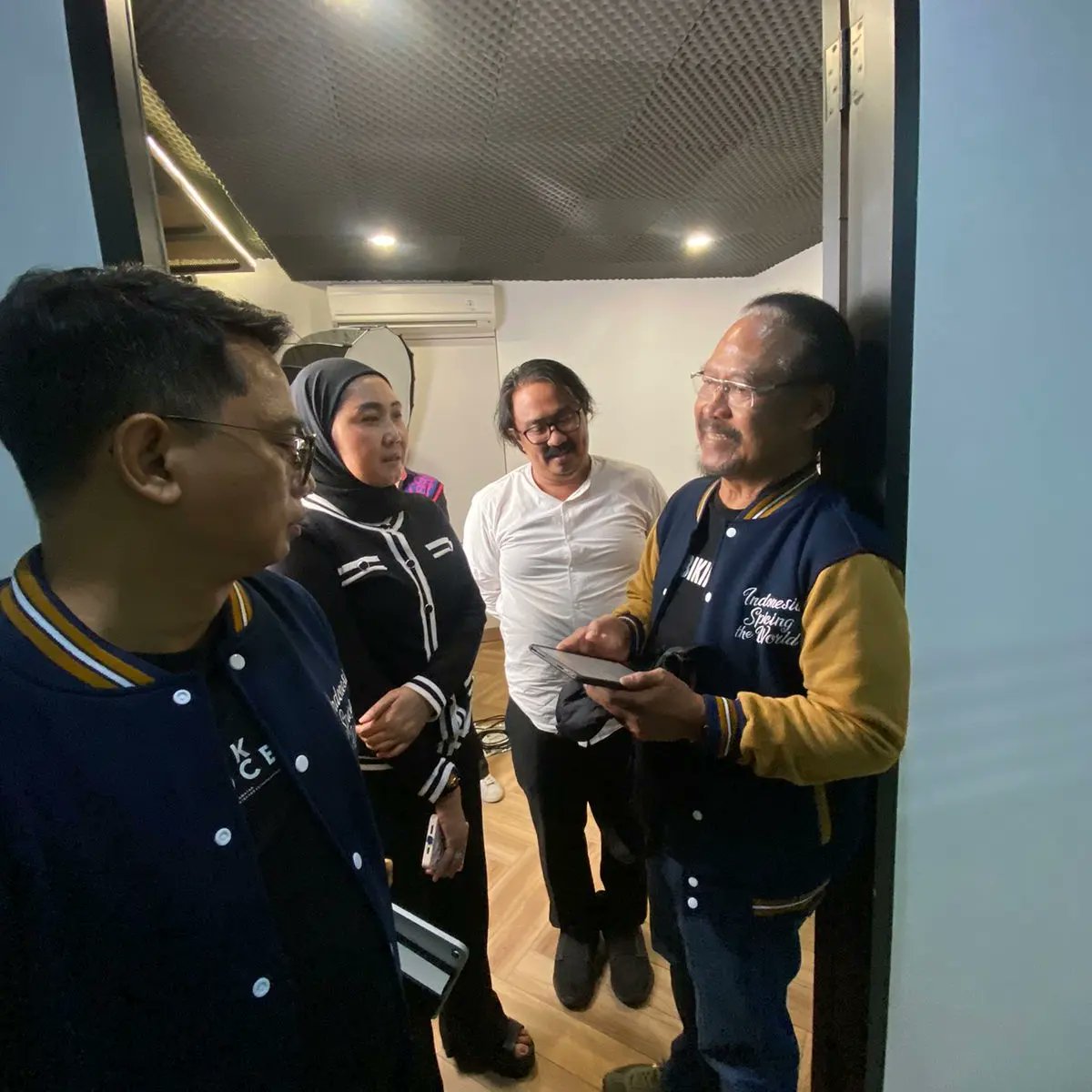 iimrusyamsi's tweet photo. Sore tadi menimba ilmu dari Pak @subiakto praktisi branding lebih dari 50 tahun...

Seru dan harus berlanjut sambil ngopi....😀😃

Paman @miftah.sabri dan mbak @ernazoel jadwalkan yah... 😇

#okoce #pakbi https://t.co/MJfKW2Xnre