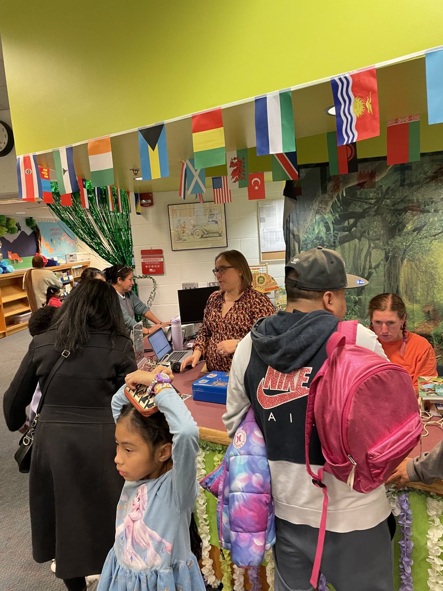 Principal_CIS's tweet image. Family Night at CIS👏🏼💚#lecturaenespañol #thejoyofreading uñ#unidosesmejor #graciasPTA