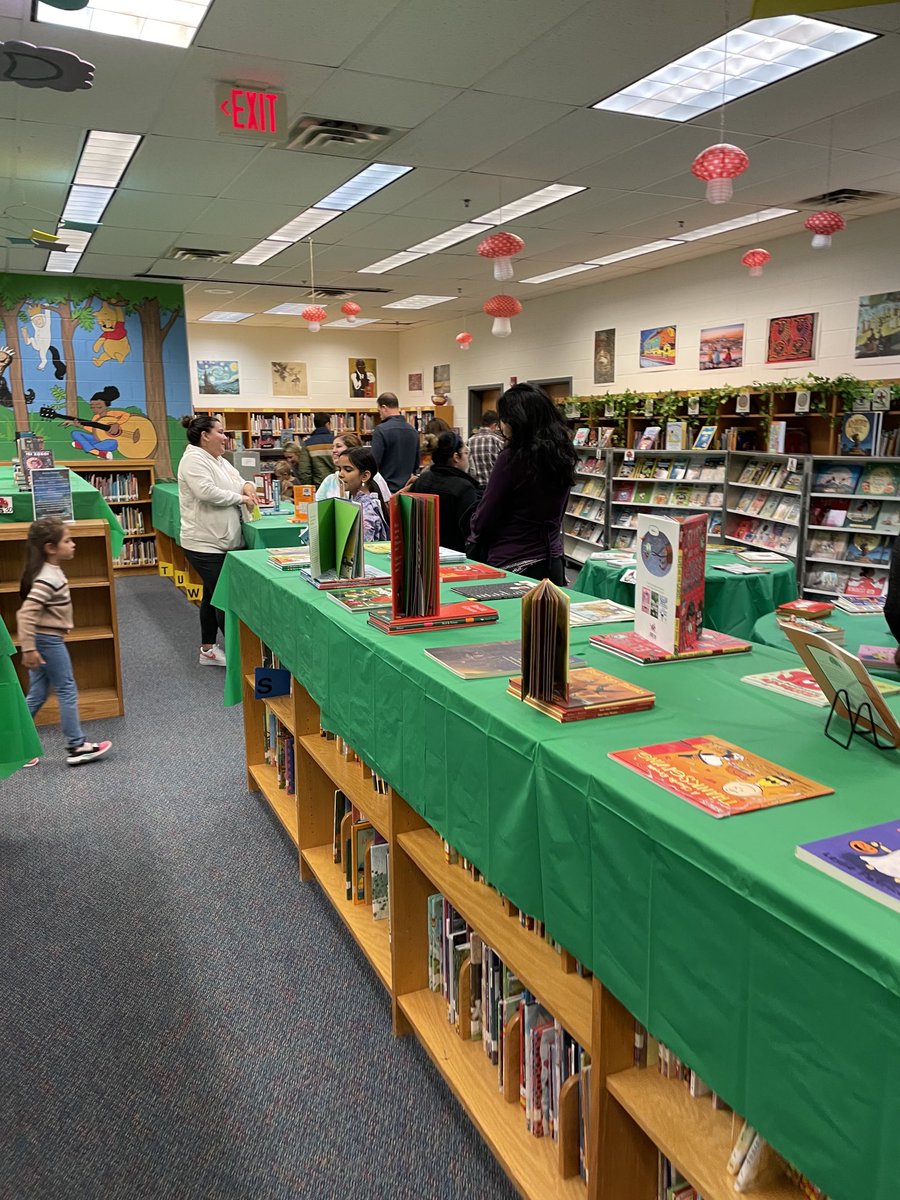 Principal_CIS's tweet image. Family Night at CIS👏🏼💚#lecturaenespañol #thejoyofreading uñ#unidosesmejor #graciasPTA