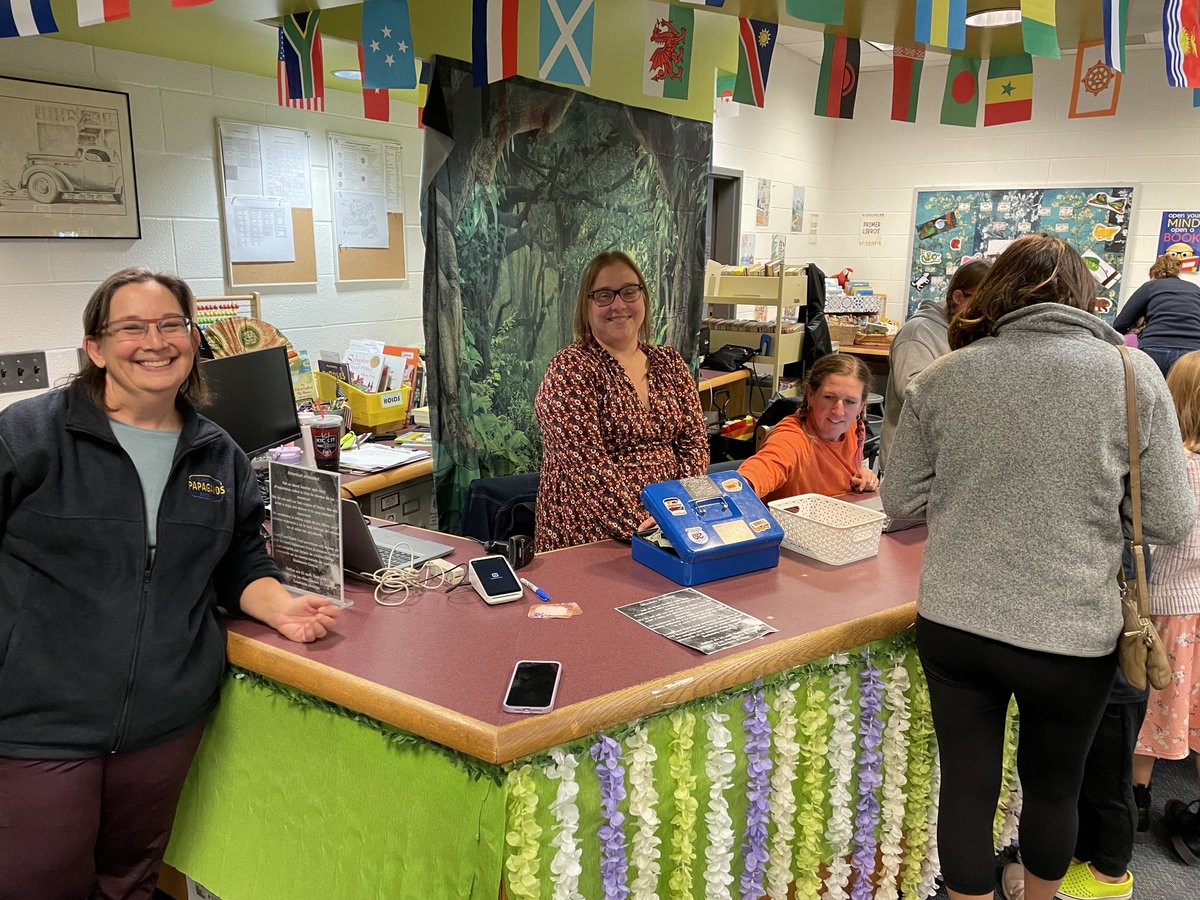 Principal_CIS's tweet image. Family Night at CIS👏🏼💚#lecturaenespañol #thejoyofreading uñ#unidosesmejor #graciasPTA