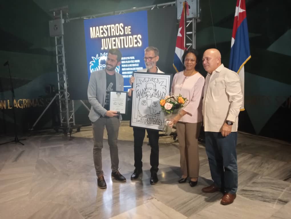 DrRobertoMOjeda's tweet photo. Por constituir referentes de la cultura cubana, por su interés de compartir valores a las nuevas generaciones y por el rigor artístico e intelectual que sostiene su obra, la @ahsjovenescuba entregó esta tarde el premio Maestro de Juventudes. Felicitamos a los galardonados. #Cuba https://t.co/zk6TWtSXPo