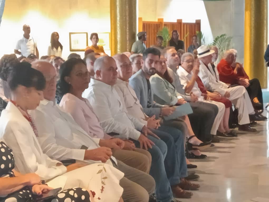DrRobertoMOjeda's tweet photo. Por constituir referentes de la cultura cubana, por su interés de compartir valores a las nuevas generaciones y por el rigor artístico e intelectual que sostiene su obra, la @ahsjovenescuba entregó esta tarde el premio Maestro de Juventudes. Felicitamos a los galardonados. #Cuba https://t.co/zk6TWtSXPo