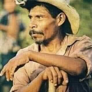 ¿QUIÉN ES ÉL?

Fuma, bebe, sabe contar cuentos, huele mal, pelea, sostiene siete hijos o más, siembra frijol, papa, yuca, maíz, plátano, cacao y caña, ordeña 50 vacas desde las 4:00 de la mañana, sabe silbar, le habla a los perros y ellos le ladran a él, hay uno que lo sigue a