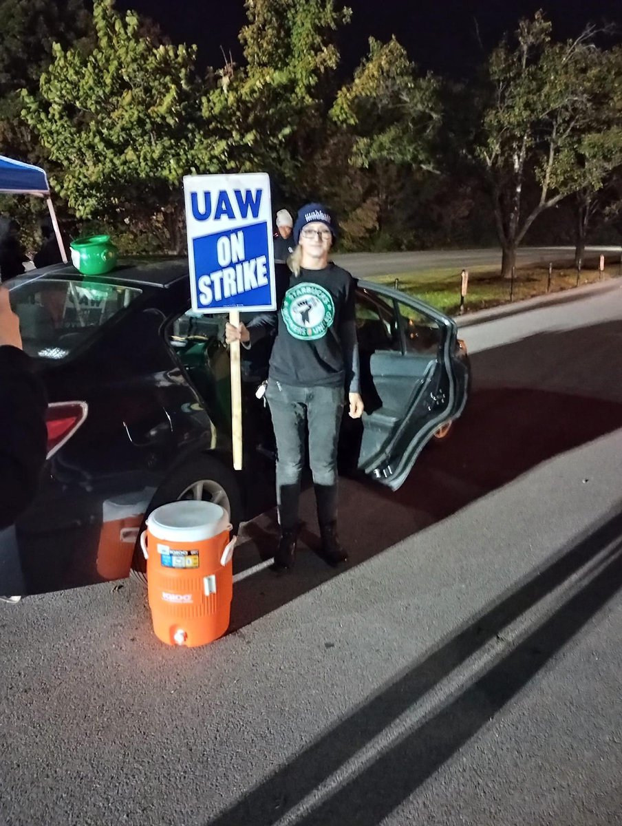 RIRI37JONES's tweet photo. Tuesday 10/17/23 
Shout out to Starbucks for coming thru with hot chocolate while we was holding the line at the KENTUCKY TRUCK PLANT GATE 7 8pm-12am
GOD BLESS THIS YOUNG LADY 💪🏾🤞🏾✊🏾
@uawregion8 
@UAW 
@Starbucks 
@ShawnFainUAW https://t.co/FrjnyjYqN0