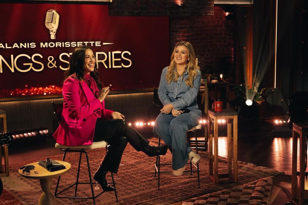 Alanis's tweet photo. going for it on @KellyClarksonTV tomorrow ✨✨ love spending time near/with/around my friend @kellyclarkson’s magic ❤️❤️✨✨🙏🏻 on @nbc #shorthand #bighug https://t.co/1NB9FOLnz8