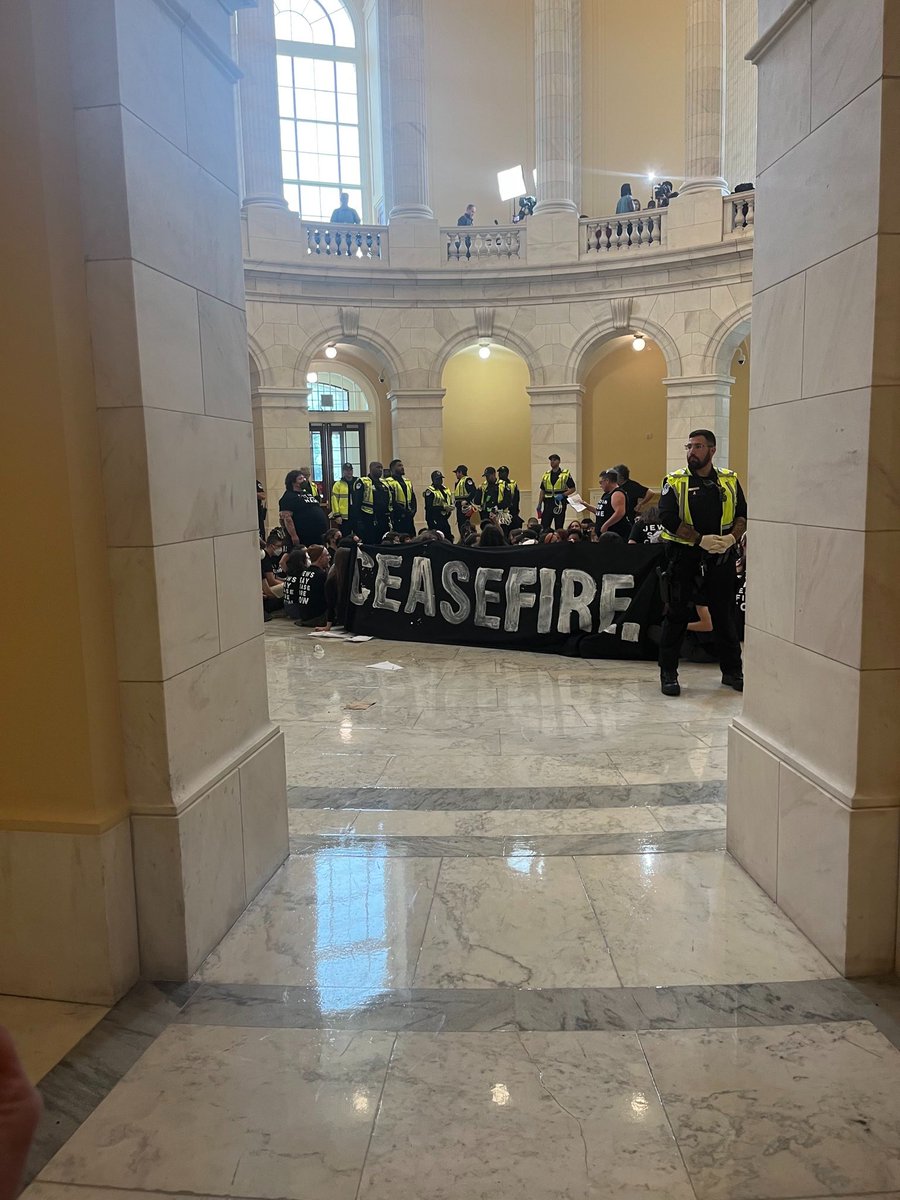 Today, 500 Jews were arrested and 10k took to the streets to support and to demand a ceasefire and an end to Palestinian genocide.

We shut down congress to draw mass attention to the U.S. complicity in Israel's ongoing oppression of Palestinians. But our work isn't done. 🧵