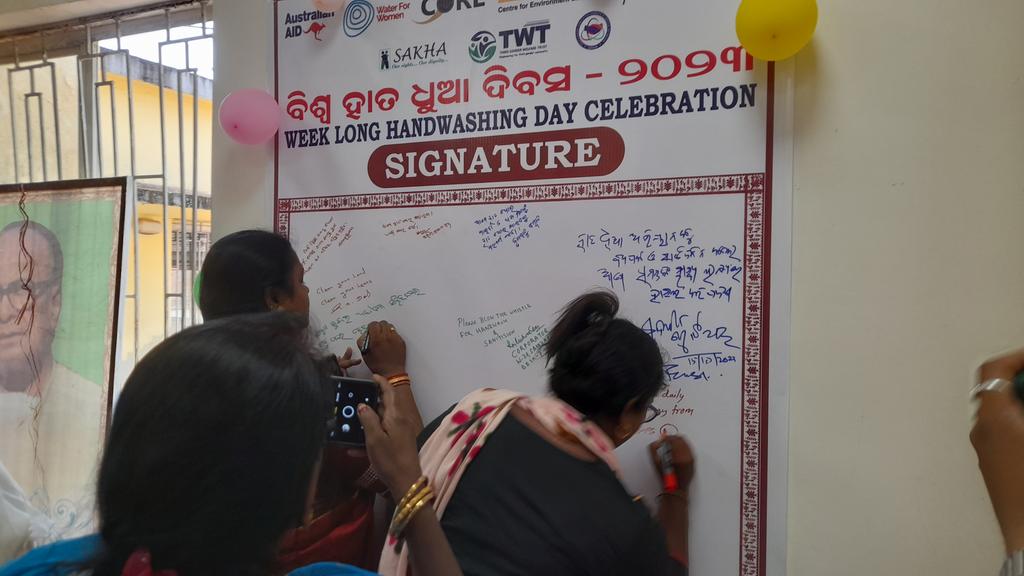 SudarshanCray's tweet photo. #globalhandwashingday2023
#globalhandwashingday  celebrated in Bhubaneswar being felicitated by Centre For Advocacy and Research (CFAR). Meetings were organised in Sahidnagar Ward Office, Sampur Village and Patgrrbandh Slum. https://t.co/9JRc1GlKXR