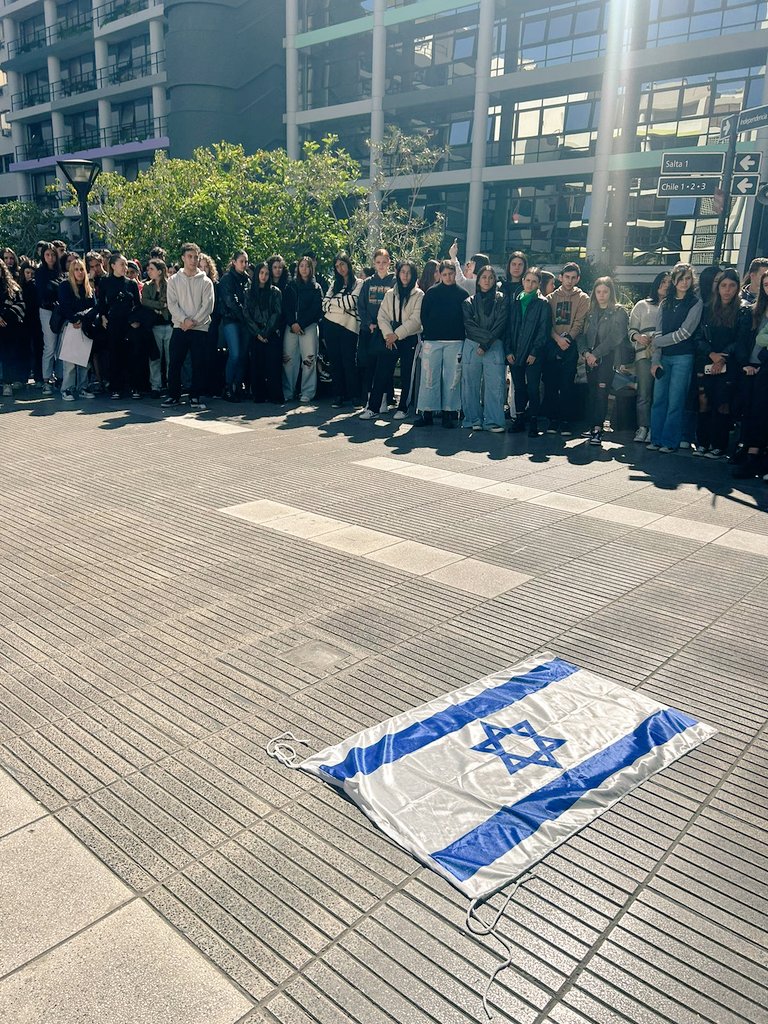 _jpiec's tweet photo. Esta mañana de manera autoconvocada estudiantes de la UADE realizamos un minuto de silencio y cantamos el Hatikvah (la esperanza, himno 🇮🇱) 
Dolidos pero con la frente en alto, sabiendo que defendemos y luchamos por una causa justa. Unidos ante el terrorismo.

Am Israel Jai 🇮🇱 https://t.co/qQtpss84ON