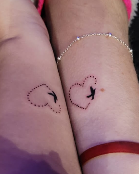 rekers94's tweet photo. Por que la familia no se elige dicen pero yo pienso que si y por eso elegí hacerme mi primero tatuaje con alguien que es más que conocí gracias a mi locura por tu vos @LucianoPereyra y hoy somos #PajaroEnVuelo @Silv_Veron  gracias por tu amistad te quiero 💖 https://t.co/8wXGN8CWdV
