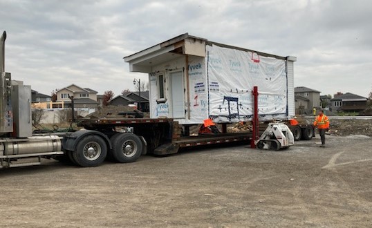 DanFramerdan's tweet image. Moving Day! The last of the 4 #BCIP built #TinyHomes was loaded up and floated to @HabitatKingston ‘s McCauley St site this morning. The 4 tinies will be craned onto their foundation on Friday. @Ernestown_LDSB ‘s #SHSM Ss will help complete the roofs, siding, and decks. #OYAP