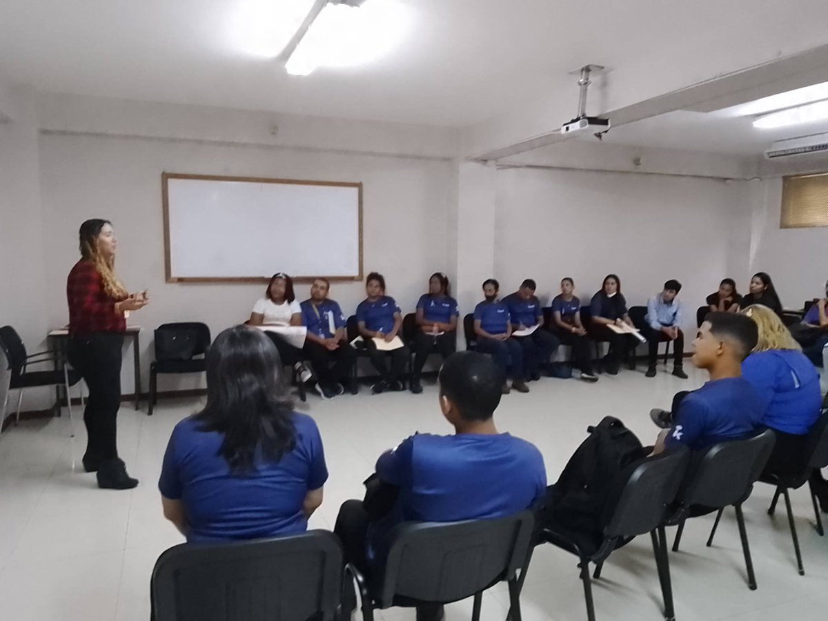 IncesCarabobo1's tweet photo. #EnDesarrollo ➡️ En la Unidad Curricular "Excelencia en la Calidad de Ventas" con 21 participantes de la Entidad de Trabajo Kromi Mañongo con la  MTP Emili Colmenarez. En la  actividad de hoy se usaron varias técnicas para optimizar el proceso de formación
#AprendeLaTécnica https://t.co/In10KsxW7a