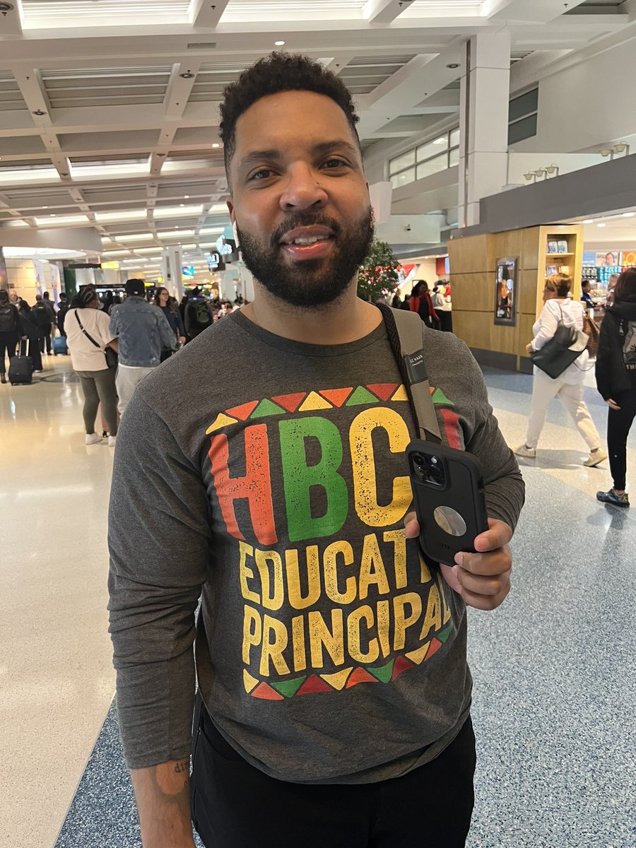 kaylentucker's tweet image. Spotted: serious #principal drip @ BWI @mrlee6 #ThankAPrincipal #educolor #HBCUlove #HBCUeducator #ItsHomecomingSeason 🐍🐍🐍