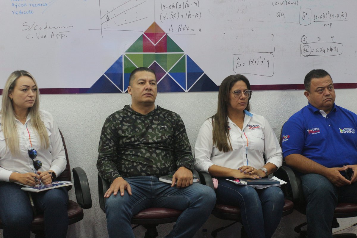 Sofi_256lp's tweet photo. #18Oct || El gobernador @JEHYSONGUZMAN anunció la puesta en marcha del Plan 465, en el que se establece la recuperación del centro histórico de la ciudad de Mérida con la participación del Fonhvim. 

#AcuerdosDeUnión https://t.co/8wSbXB4t7B