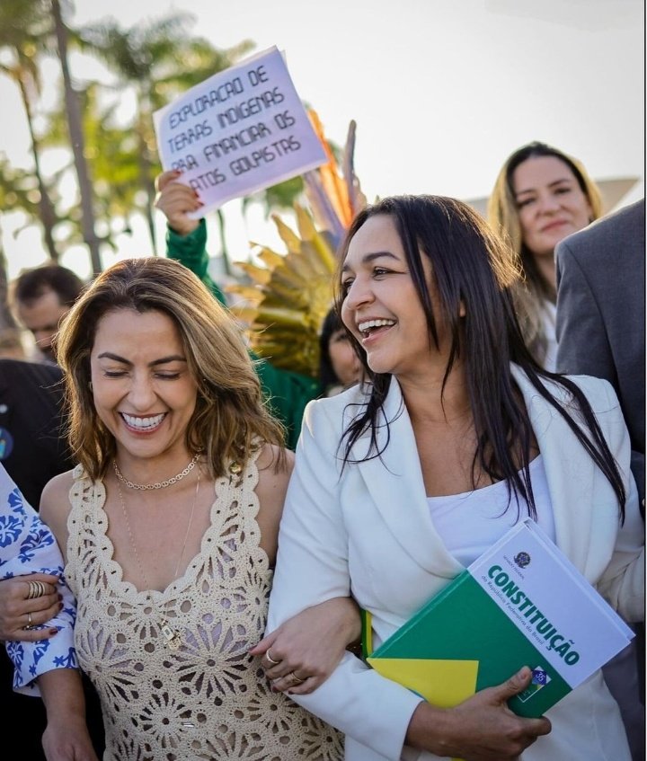 luathronicke's tweet photo. O poder que a Constituição representa, nas mãos delas! Amei essa foto 🤍 https://t.co/AUj9N3rPJe