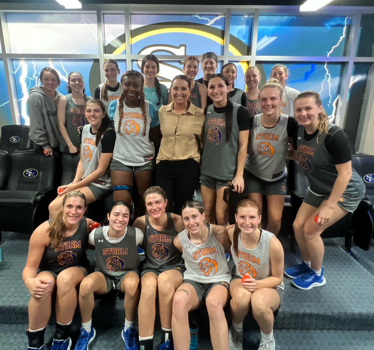 SavageStormWBB's tweet photo. It’s not everyday you get to hear from a 3X Big XII Champ &amp; National Champ but our team got that chance today! Huge S/O to Javen White, former OU softball standout and current Choctaw Nation Program Manager for Youth Events &amp; Activities for sharing her story with us today! 💙⚡️💛 https://t.co/ILjOoOoJGJ