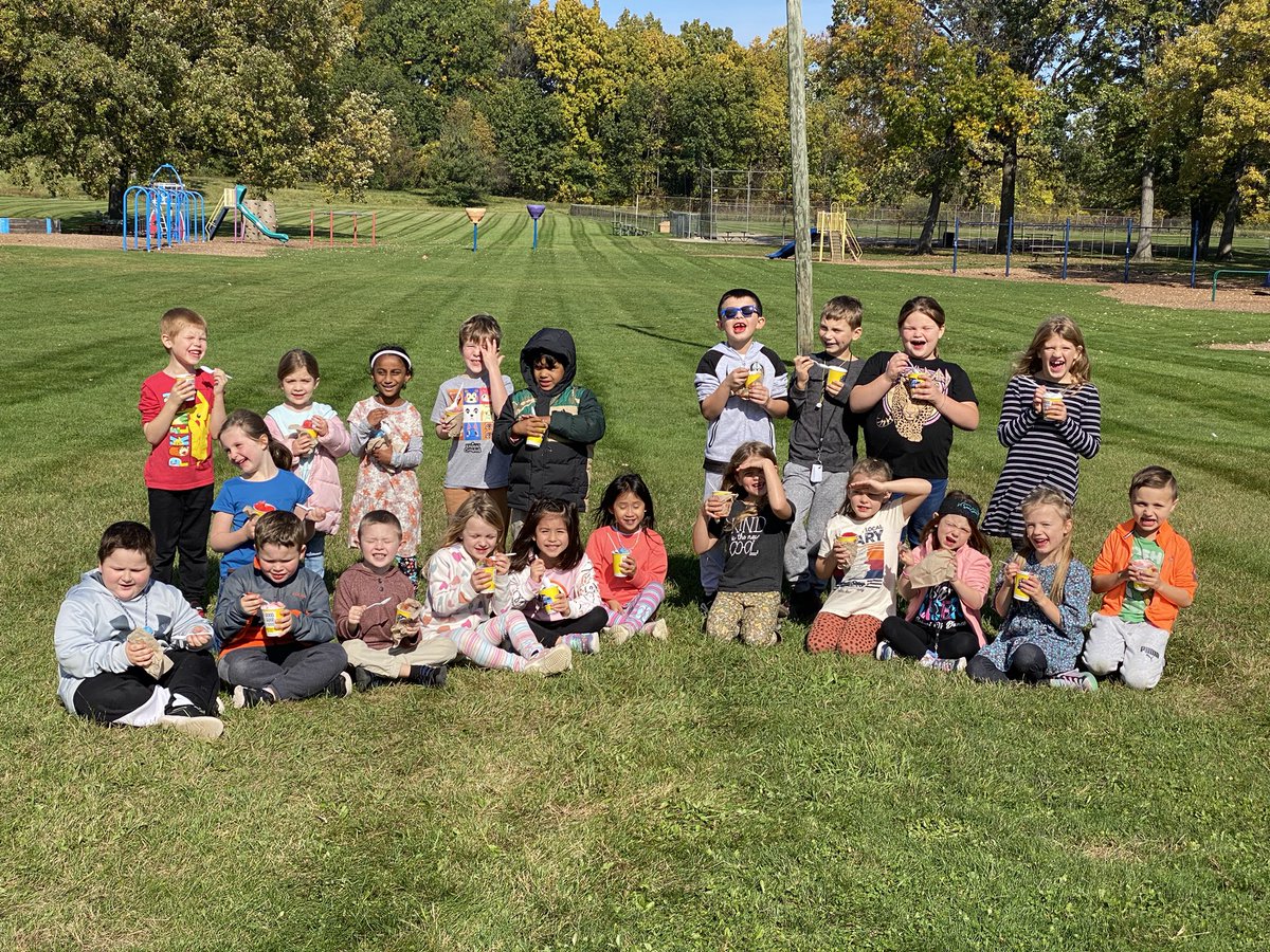 MrsFriskSLCS's tweet photo. We love Kona Ice! 😋 Thanks to everyone who donated to our Fun Run and helped us earn this sweet treat! https://t.co/vSqxmTcbHM